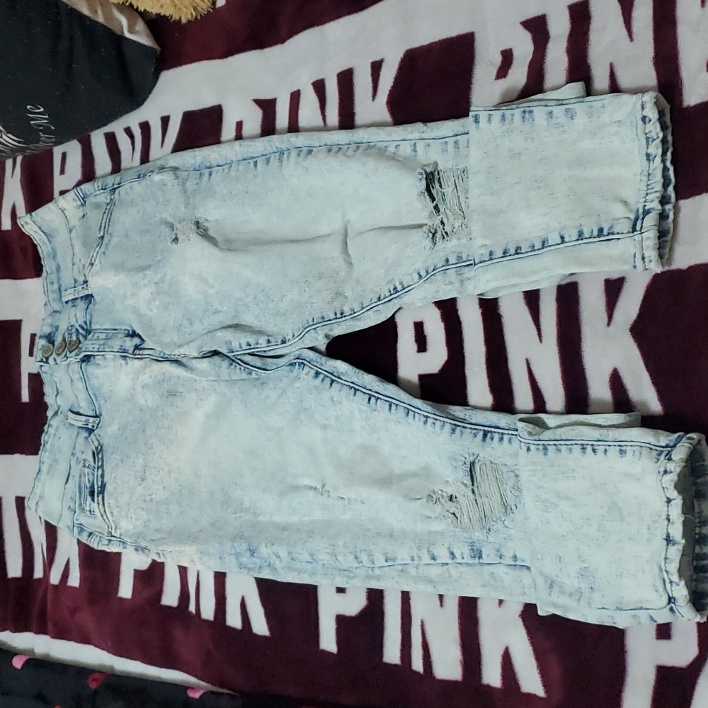 FREE WITH ANY BUNDLE PURCHASE Never worn, ripped high waist skinny jeans. Size 7